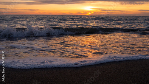 tramonto al mare tra le onde