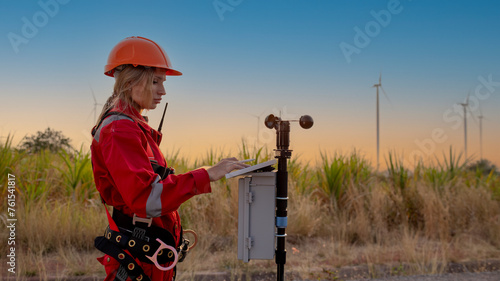 Foto Engineers turbine windmill work in turbine farms rotation resource from windmill turbine model and meteorological collect data to measure the wind force meter is ecology energy concept
