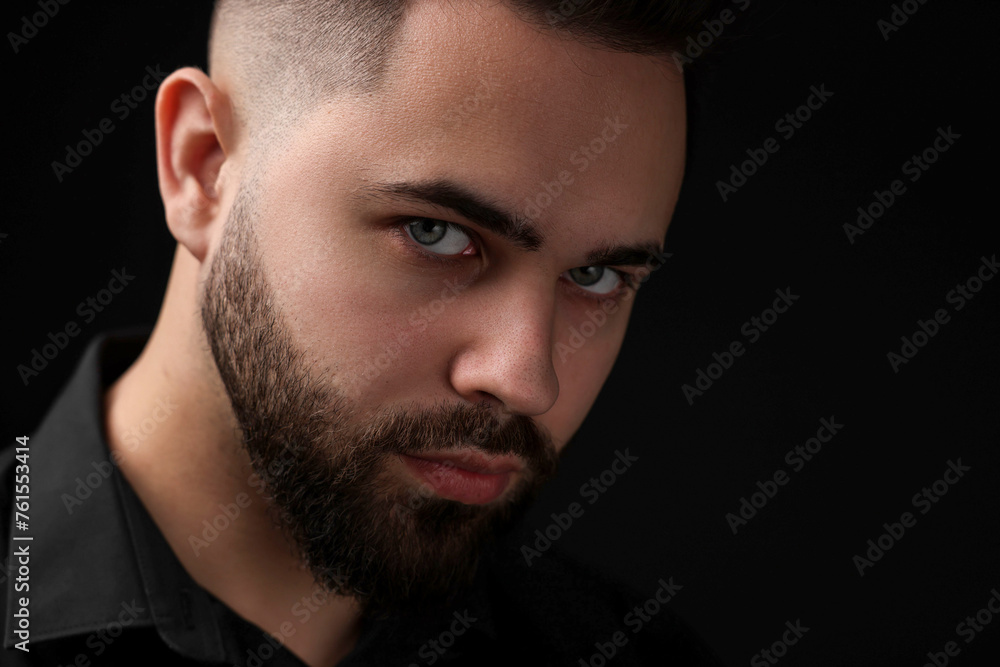 Obraz premium Evil eye. Man with scary eyes on black background, space for text