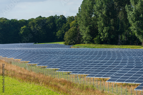 Photovoltaikanlage zur Stromerzeugung auf einem Acker in Schleswig-Holstein