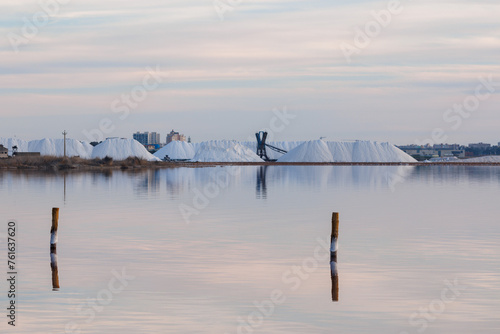 Paisaje con reflejos en el agua de montañas de sal en las salinas de torrevieja durante la puesta de sol, España © Diego Cano Cabanes