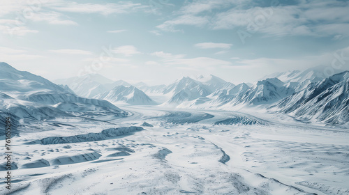 Montañas completamente nevadas en un paisaje Ártico photo