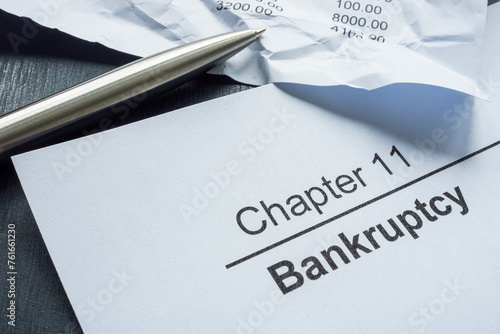 Foto Chapter 11 bankruptcy and crumpled financial statement.