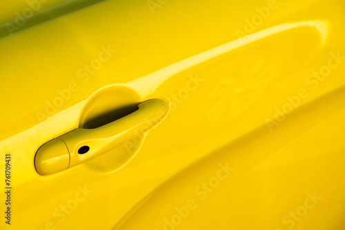 Une portière de voiture de sport jaune