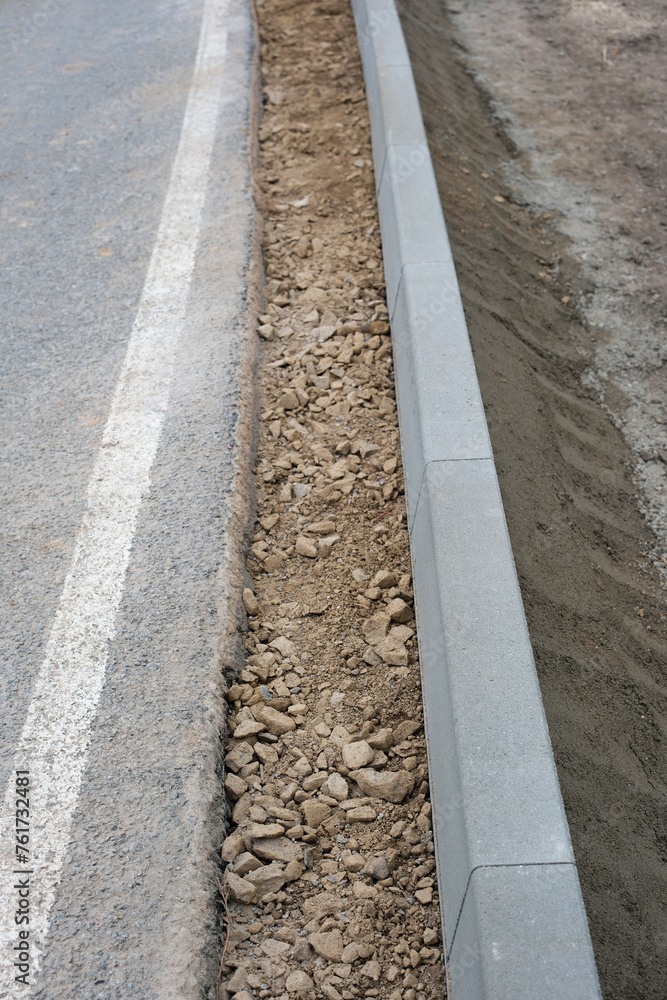 Strassenbau, Einbau von Randsteinen aus Beton Strassenbau, Einbau von Randsteinen aus Beton