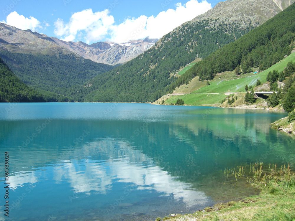 Panorama del lago di Vernago in Val Senales, Alto Adige, Italia.
