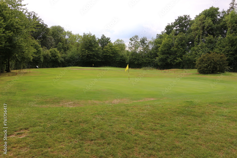 Obraz premium Blick auf einen Golfplatz der Stadt Fröndenberg an der Ruhr in Nordrhein-Westfalen