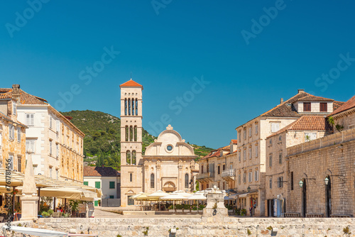 Foto Main square Pjaca in old medieval town Hvar with Cathedral of St