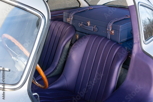 Wallpaper Mural Oldtimer Innenausstattung Leder Lila 1 Torontodigital.ca