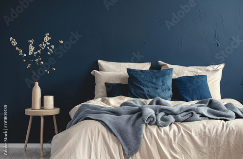 Quarto com parede azul, com roupas de cama branca e azul photo