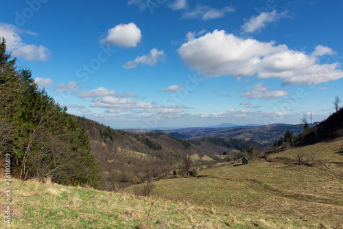 Fototapeta Naklejka Na Ścianę i Meble -  Wiosna na przełęczy pod Gomólnikiem Małym w Górach Kamiennych
