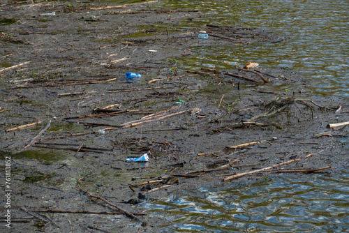 Vászonkép Wasserverschmutzung durch Plastikflaschen und Abfall  auf dem Rhein