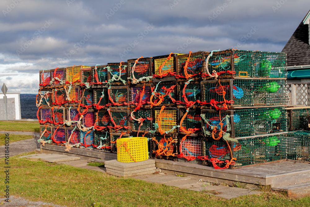 Lobsterfallen auf einem Pier im Hafen von Peggys Cove - obrazy, fototapety, plakaty 