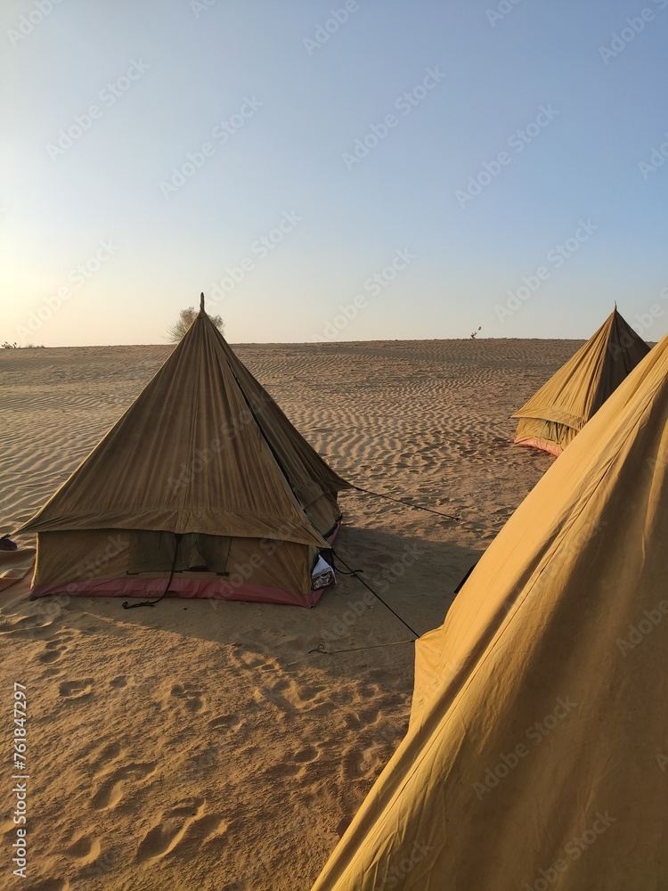 Campement de tente en plein milieu d'un désert, soleil couchant, reflet de lumière, camping entre amis, splot indien incourtounable, plaisir détente touristique, que du sable à l'horizon  - obrazy, fototapety, plakaty 