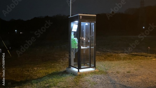 Fotografie 夜に輝くちょっと不気味な公衆電話ボックス