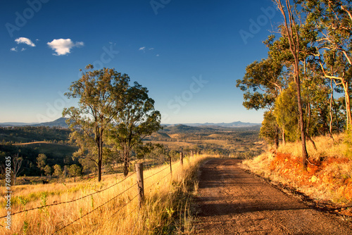 Quadro em tela A winding road ascends through lush greenery to the Governor's Chair lookout in South East Queensland, promising panoramic views