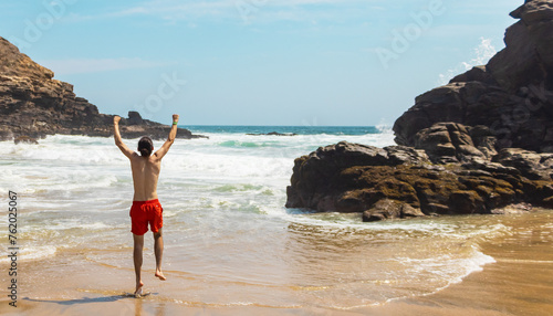 Hombre de vacaciones en la playa