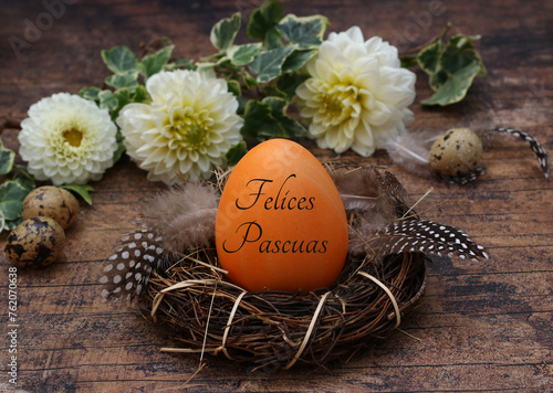 Tarjeta de felicitación Felices Pascuas: Huevo de Pascua etiquetado con huevos de codorniz y flores.