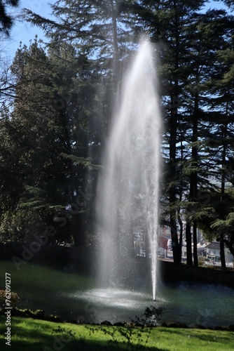 Obraz na płótnie Benevento - Zampillo della fontana del laghetto della Villa Comunale w salonie