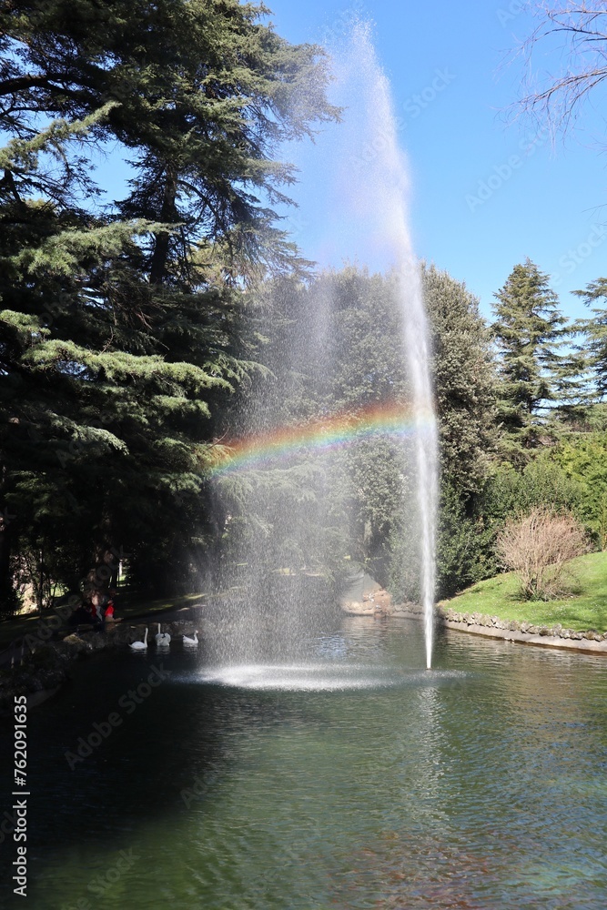 Benevento - Fontana del laghetto della Villa Comunale dal ponticello