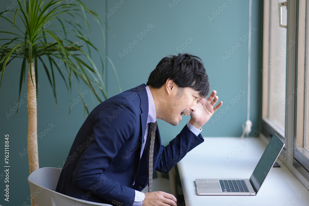 © 茂輝 田代 - グリーンのオフィスとPCと男性 © 茂輝 田代 - グリーンのオフィスとPCと男性