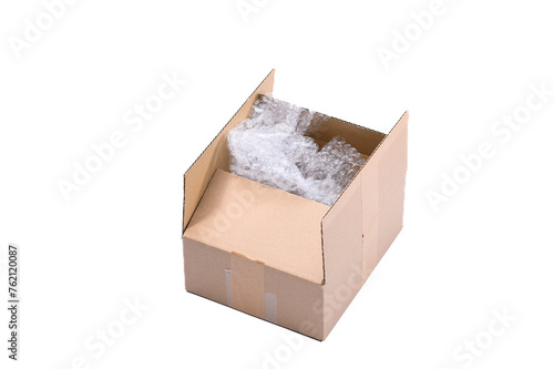Otwarta paczka kartonowa na białym tle, w środku folia pecherzyoowa babelkowa zabezpieczającą przesyłkę 