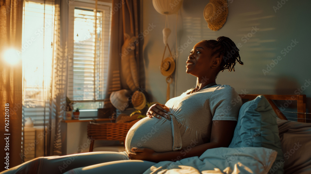 Obraz premium Pregnant woman basks in the evening light, anticipating motherhood.