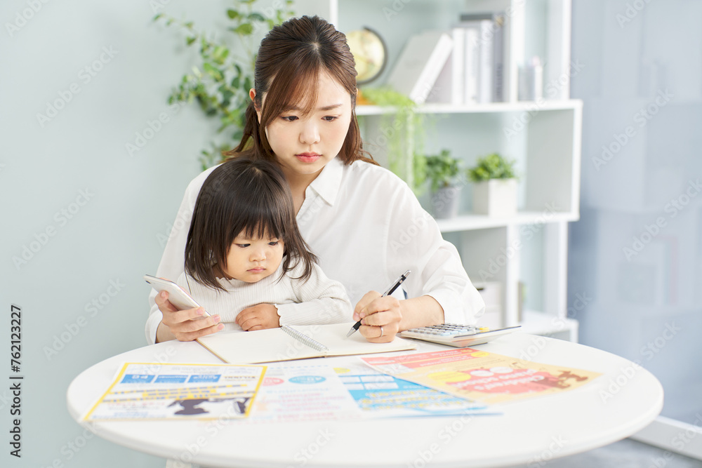 子どもの習い事を選ぶ女性 子どもの習い事を選ぶ女性