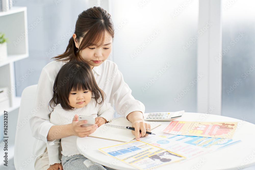 子どもの習い事を選ぶ女性 子どもの習い事を選ぶ女性