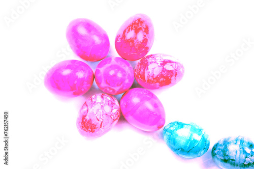 Osterbild: Hintergrundbild mit Blume aus gefärbten Eiern