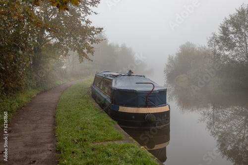 Obraz na plátně A narrow boat is moored up along side the towpath
