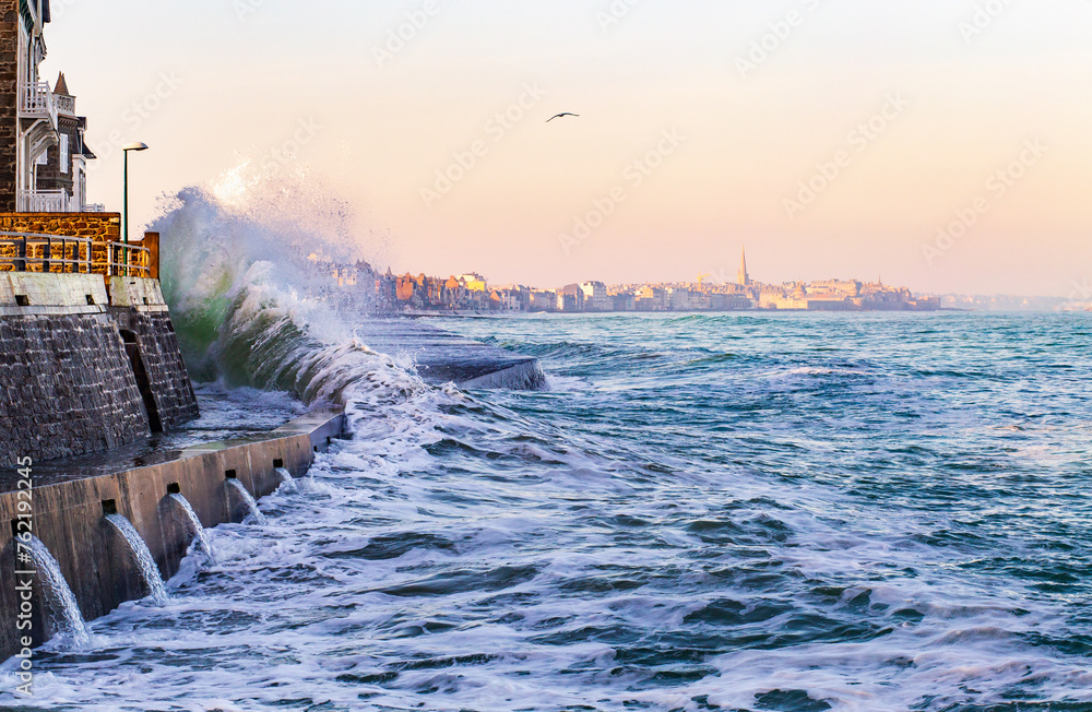 Agitated sea during high tides in Saint-Malo - obrazy, fototapety, plakaty 