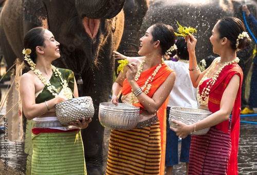 Cuadro en lienzo Young pretty women in traditional Thai clothing with jasmine flower garland spla