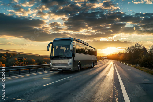 Reisebus auf der Autobahn: Komfortable Busreise mit Blick auf die Straße photo