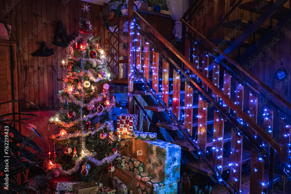 Obraz premium Christmas tree with gifts in a living room