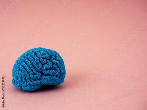 petit cerveau bleu en laine sur fond rose photo