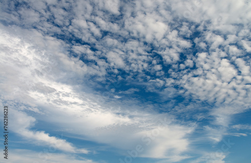 White clouds in the blue sky © 안구정화