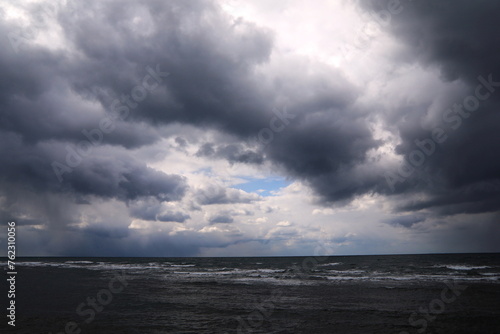 黒い雲に覆われる日本海