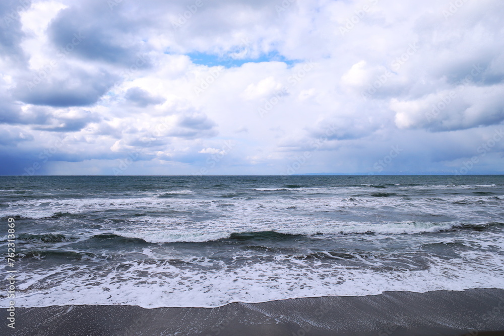 青空のぞく日本海