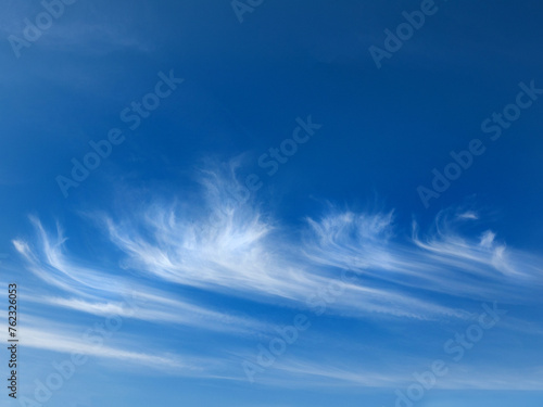 Cirrus oder Zirrus - eine reine Eiswolke vor blauem Himmel