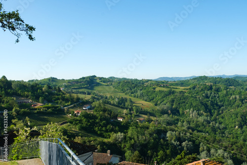 Panorama sull'Alta Langa da Rocchetta Palafea in provincia di Asti, Piemonte, Italia.