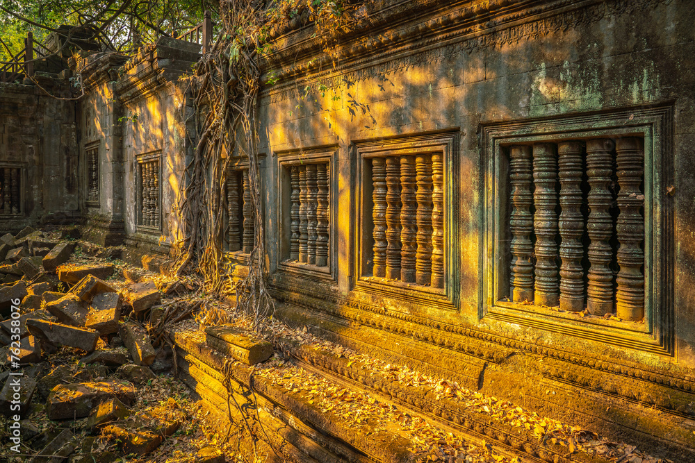 Fototapeta premium The hidden beauty of ancient temple ruins in the middle of jungle forest temple of Beng Mealea temple, Siem Reap, Cambodia.