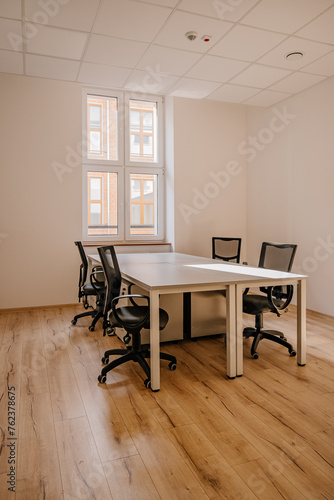 Małe pomieszczenie biurowe