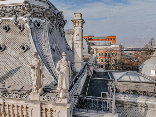 figury na dachu Pałacu © Radosaw