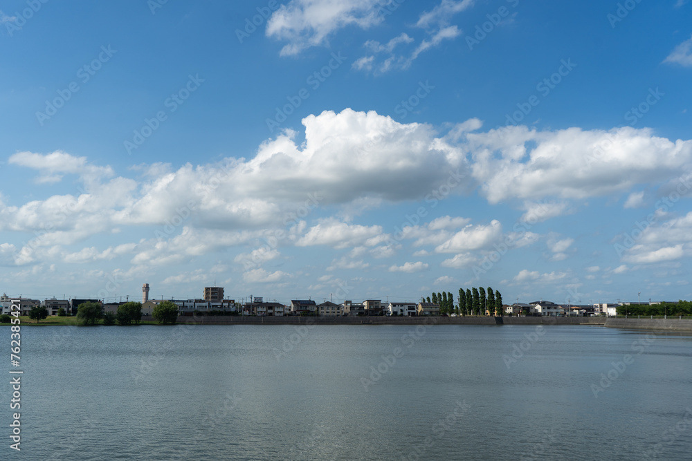 真夏の青空の雲と湖(越谷市)
真夏の青空の雲と湖(越谷市)