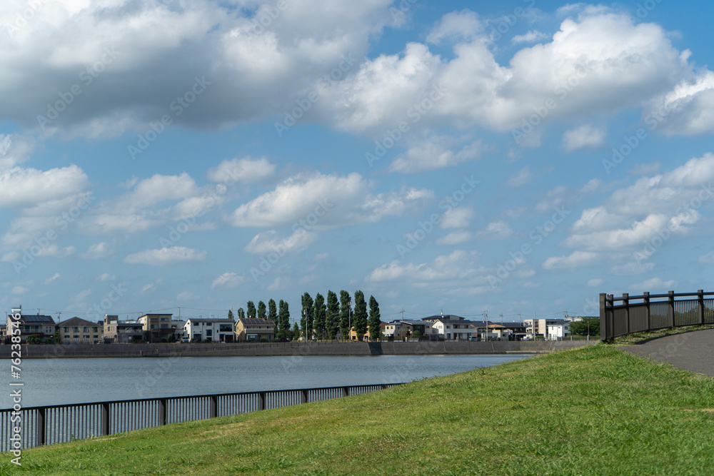 Fototapeta premium 真夏の青空の下の越谷市風景