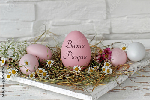 Biglietto d'auguri Buona Pasqua: cestino pasquale con uovo di Pasqua etichettato.