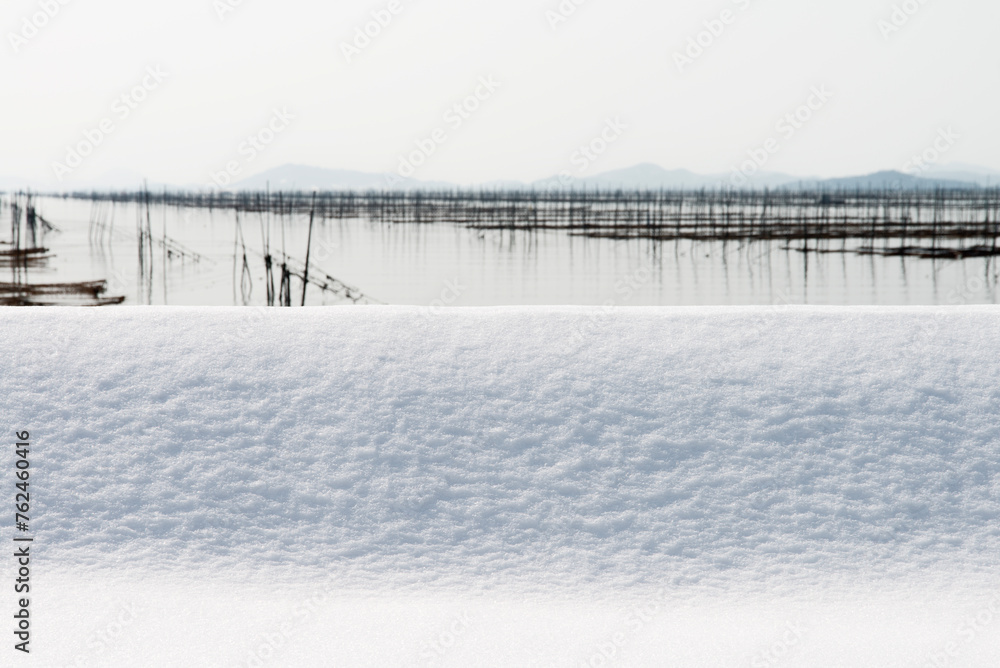 Obraz premium Snowy seaside at the laver seaweed farm