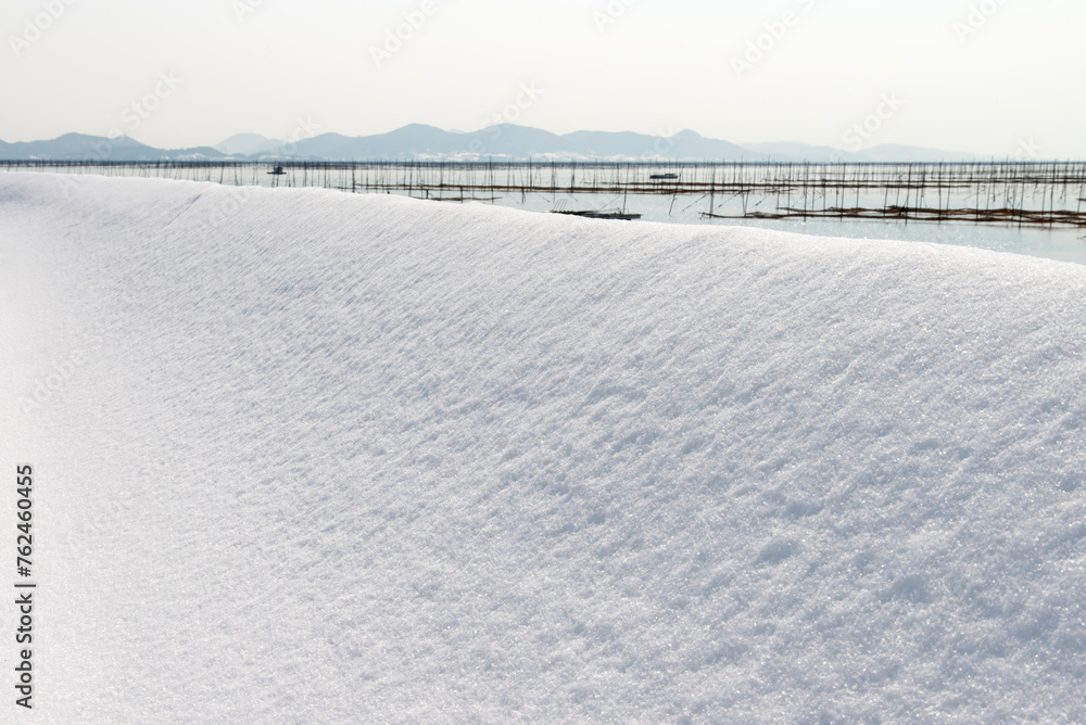 Obraz premium Snowy seaside at the laver seaweed farm