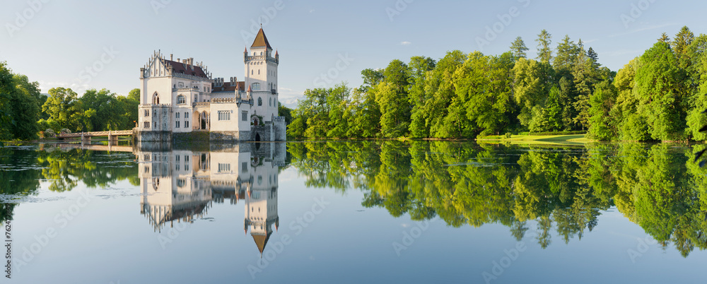 Obraz premium Österreich, Salzburg, Schloss Anif, Wasserschloss, Park, Spiegelung